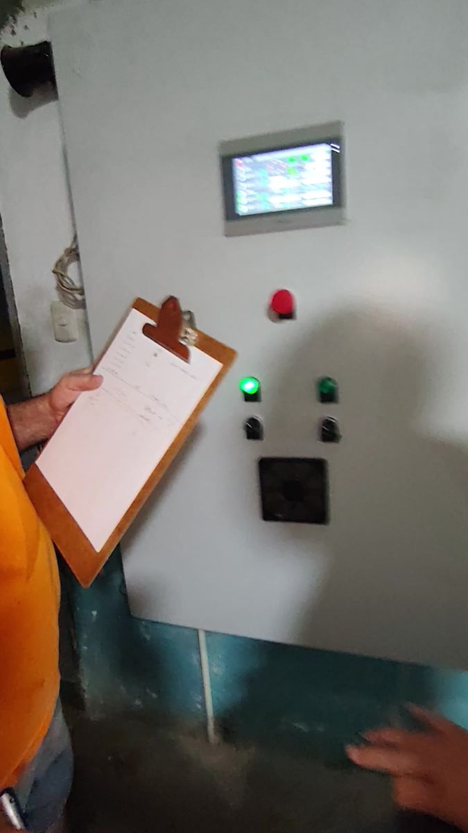 Técnicos registrando parámetros frente al tablero