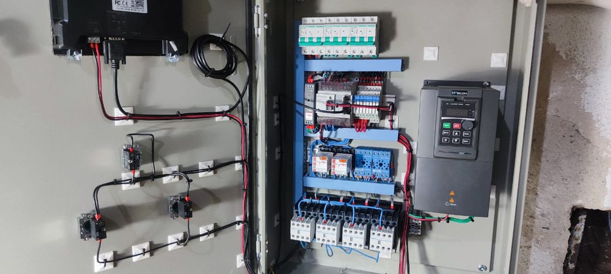 Tablero de un cuarto de bombas bajo contrato.
